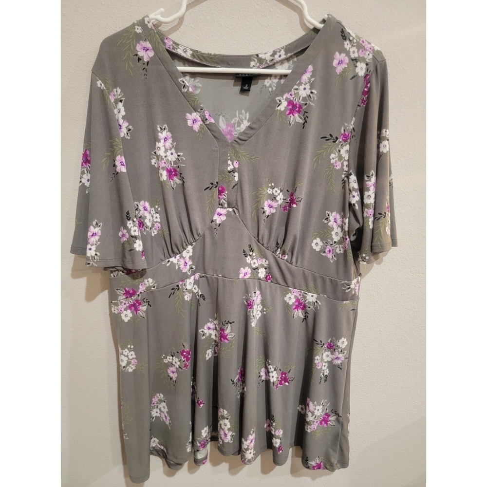 Torrid Blouse Top Womens Sz 2 2X Gray Floral Studio Peplum Babydoll Short Sleeve